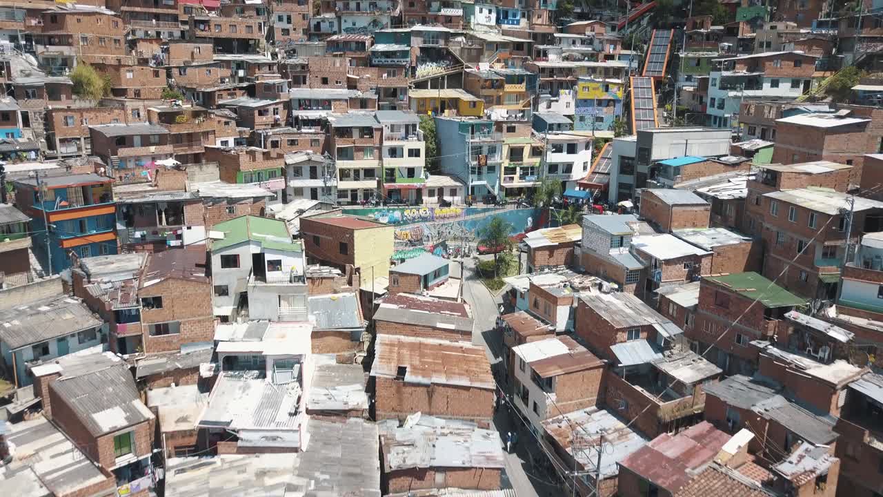 drone aéreo sobrevolando barrios marginales del gueto de la zona turística de la comuna 13, medellín, colombia