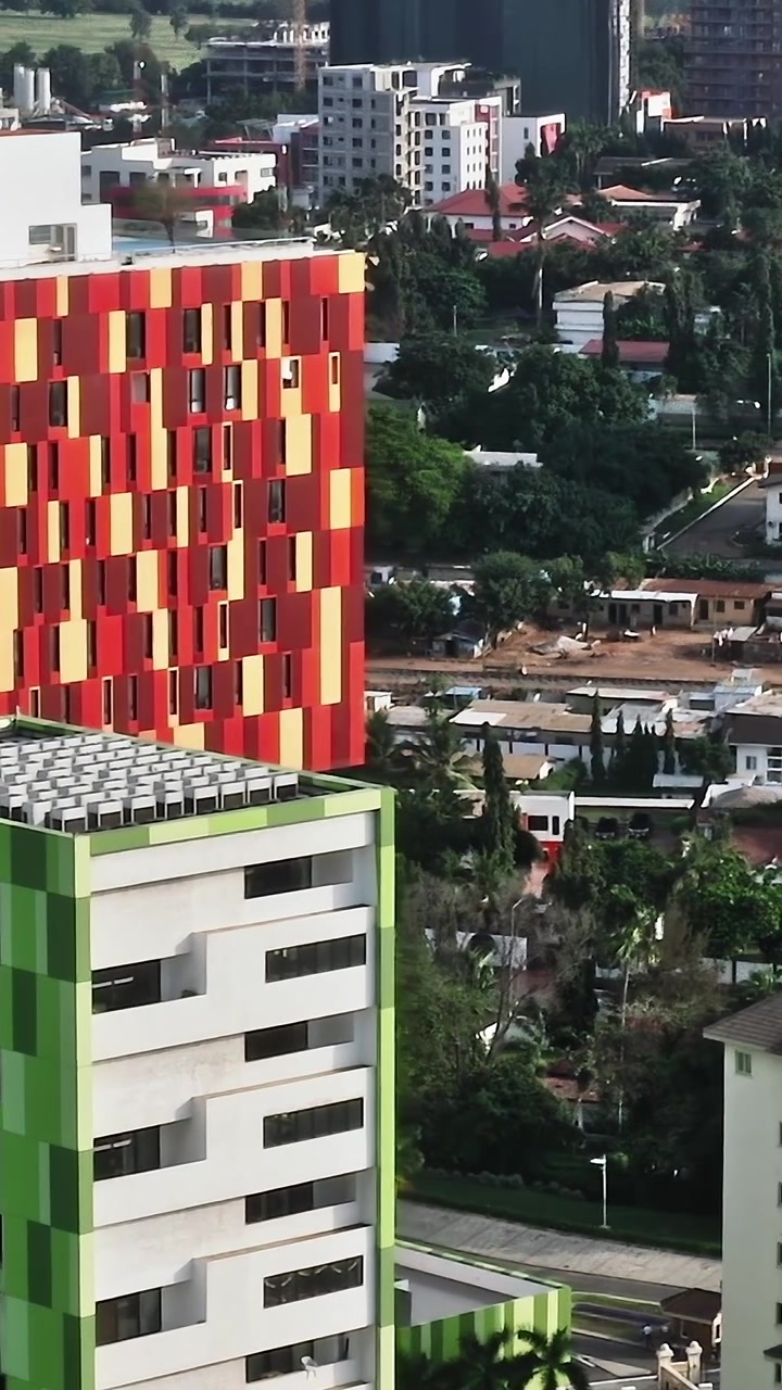 Vista de edifícios modernos em Accra, Gana, com paisagem urbana