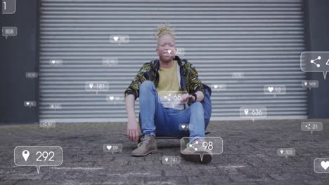 Animation-Von-Social-Media-Symbolen-Gegen-Einen-Birazialen-Albino-Mann,-Der-Auf-Einem-Skateboard-Auf-Der-Straße-Sitzt