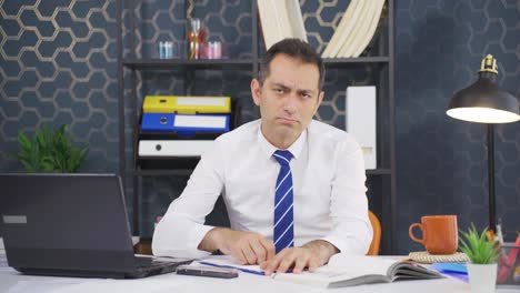 un hombre de negocios cuidadoso.