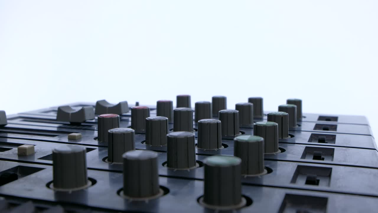 ingeniero de sonido profesional equilibrando el volumen de las entradas de audio de audio digital