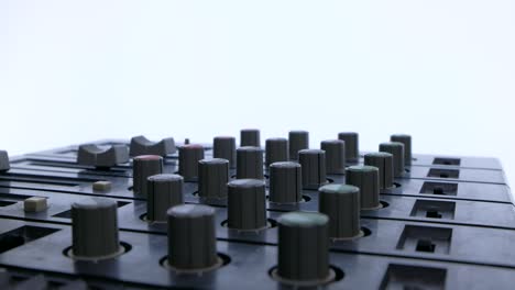 ingeniero de sonido profesional equilibrando el volumen de las entradas de audio de audio digital