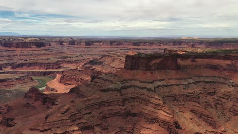 Vista-Aérea-Del-Hermoso-Paisaje-Alrededor-Del-Monumento-Nacional-De-Los-Acantilados-De-Bermellón,-Utah---Disparo-De-Drones