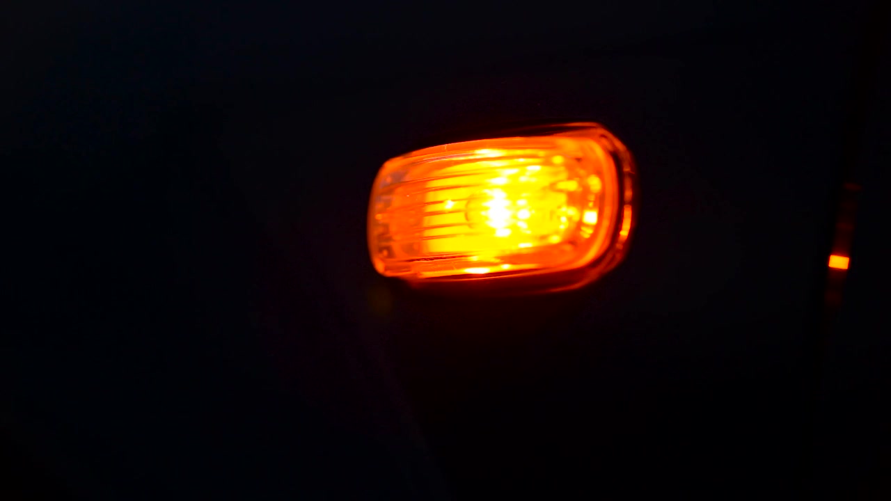 Luce lampeggiante laterale di emergenza dell'auto - incidente di notte in condizioni avverse