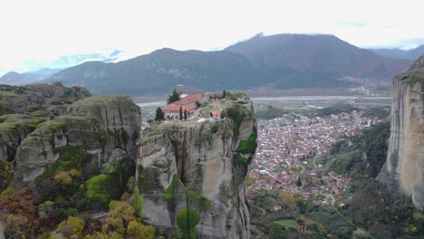 4k μετέωρα, ελληνικά, meteora, monasterio de la santísima trinidad, mejor toma, kalabaka, pistas ascendentes de la cámara a la izquierda, monasterio en una montaña, paisaje: dron aéreo, meteora grecia, antigua grecia, cinemática