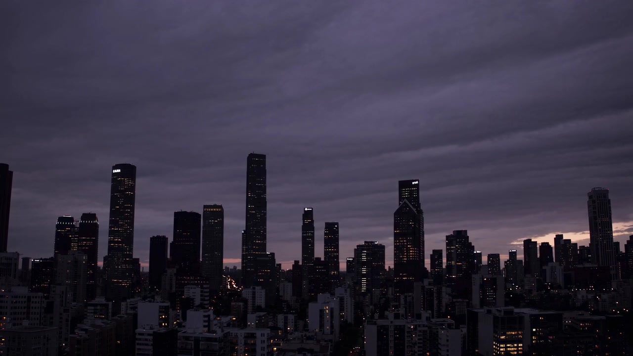 Horizonte urbano al crepúsculo con cielo nublado dramático