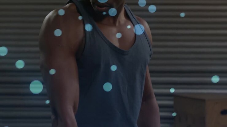 Animazione di effetto bokeh sullo sfondo di un uomo africano che sviluppa i muscoli con manubrio in palestra