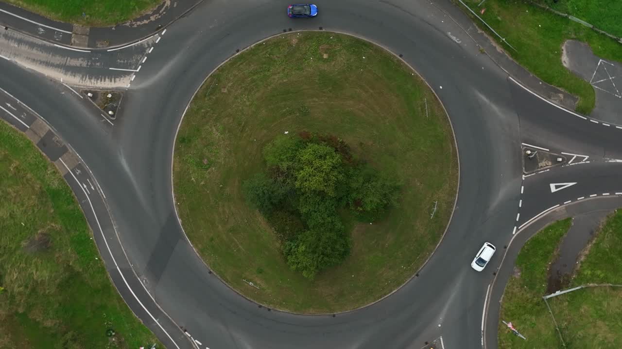 a1 라운드아부트 (newry, county armagh, 북아일랜드, 2022년 10월) 는 굴곡 주변에서 가운 도로 교통이 원활하게 흐르면서 원형 교차로 위에서 시계 방향으로 도로를 돌고 있다.