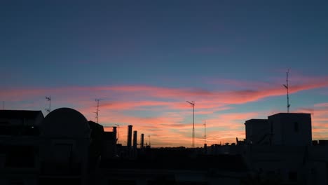 Hermosa-Paleta-De-Colores-Suaves-Puesta-De-Sol-De-Verano-Vista-En-El-Centro-De-Madrid,-España