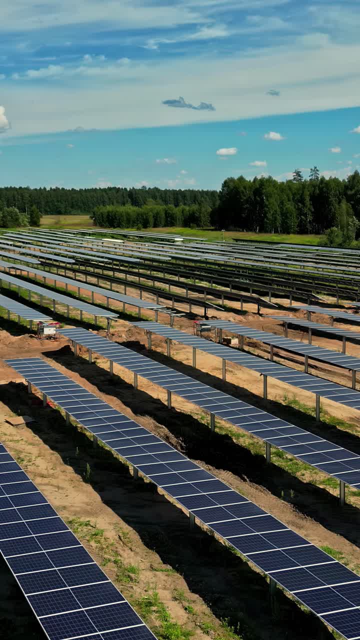 вертикальный снимок солнечного парка, солнечных панелей для возобновляемой энергии, будущей энергии с солнечным светом, промышленности, облачного неба с копировальным пространством, зеленых деревьев вокруг