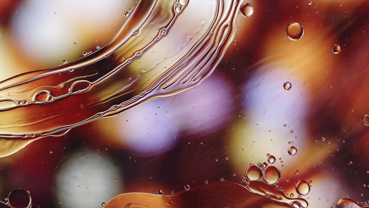 추상적인 다채로운 음식 기름 방울 거품과 구가 흐르고