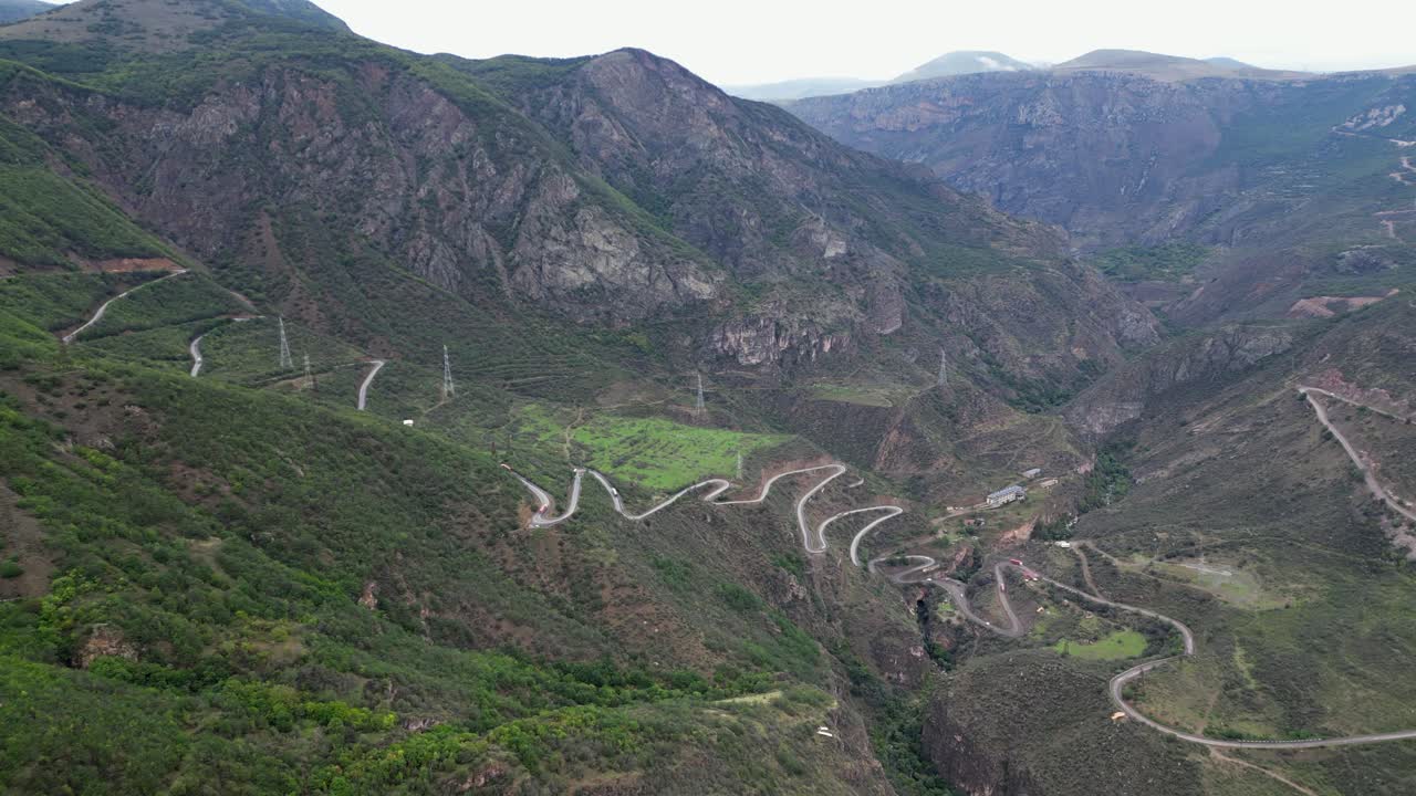 carretera sinuosa girando hacia un valle escarpado y hacia atrás en el otro lado