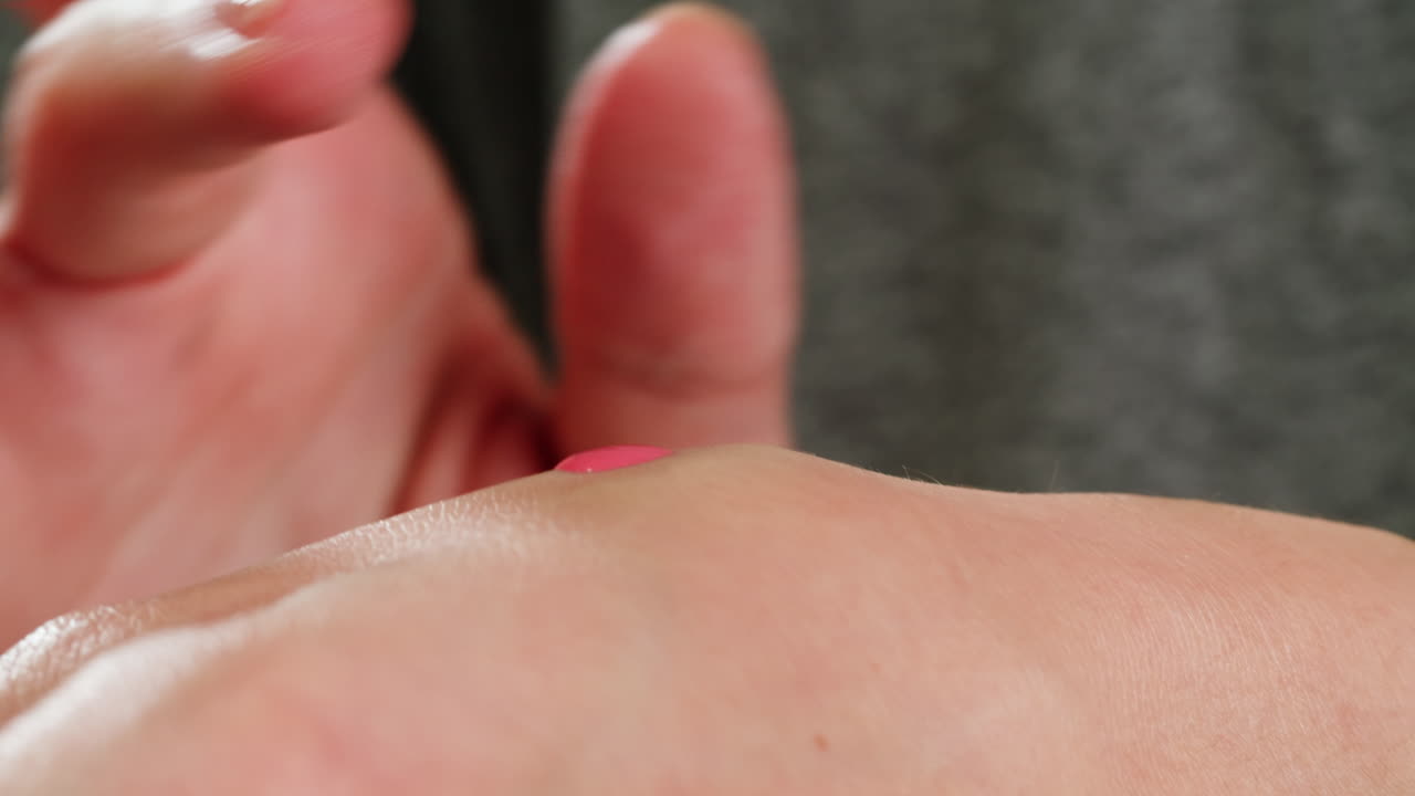 손에 립스틱을 쓰는 것