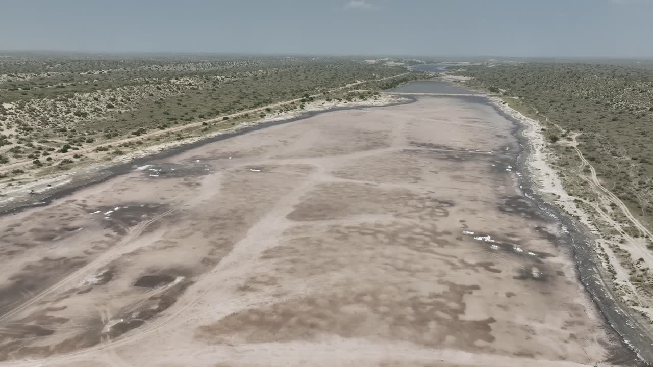 vista aérea sobre el lago salado en el distrito de sanghar en sindh