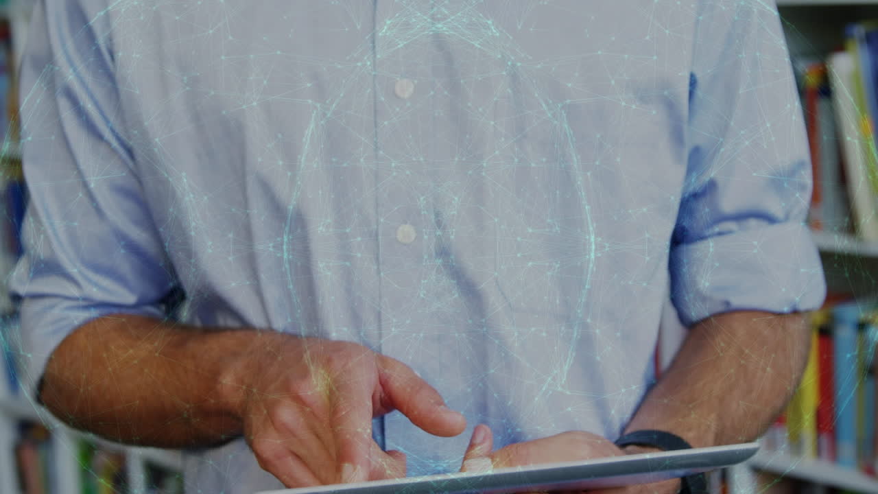 animación del procesamiento de datos sobre un hombre de negocios caucásico que usa una tableta