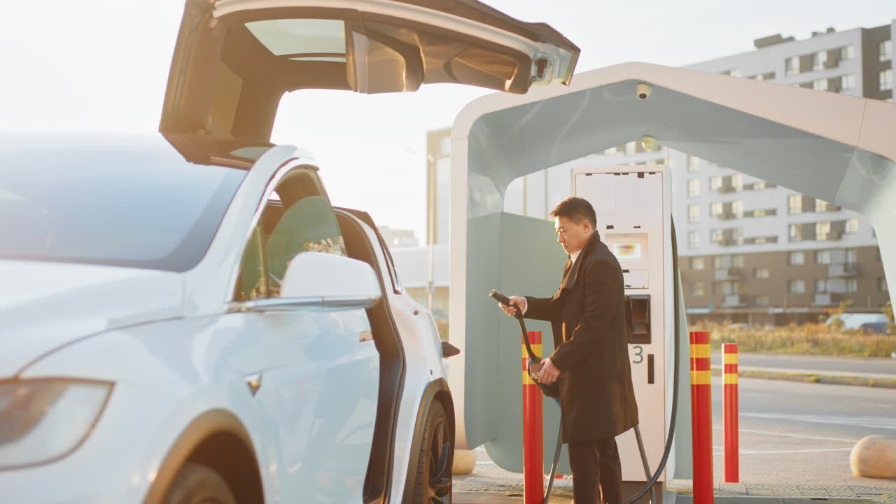 스테이션에서 전기 차량을 충전하는 사람