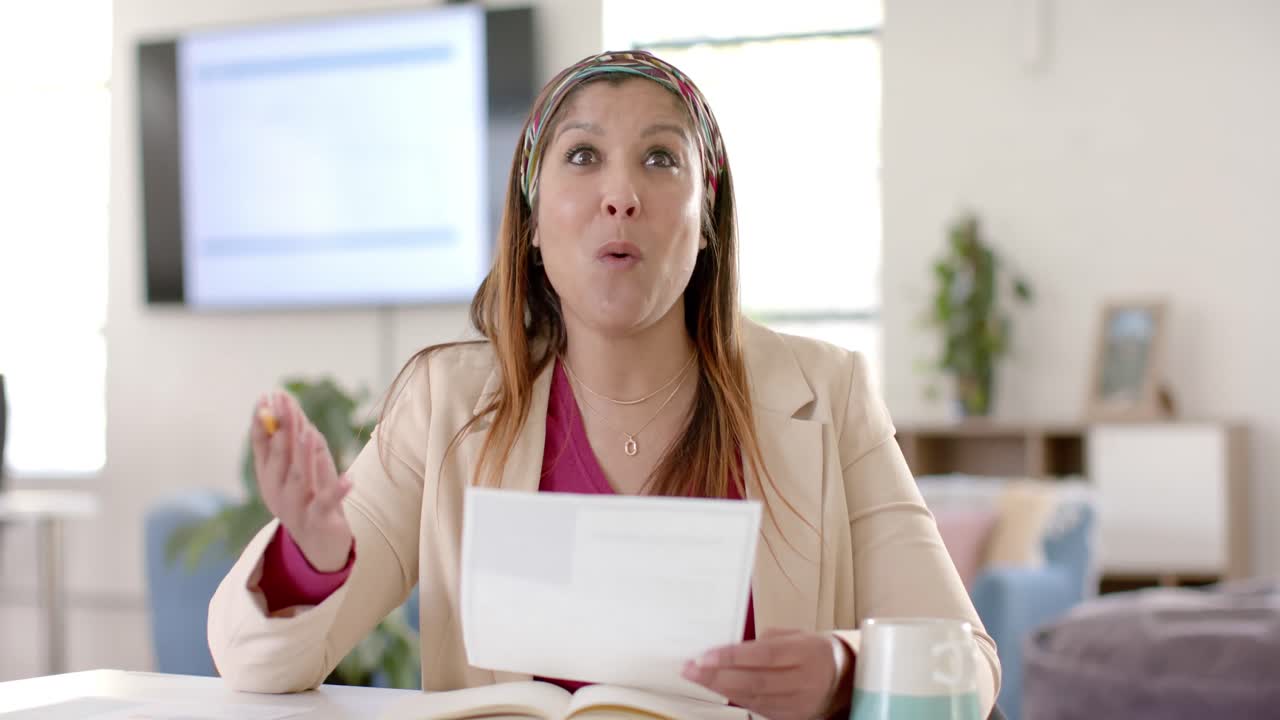 feliz mujer de negocios caucásica haciendo una llamada de video en la oficina, en cámara lenta