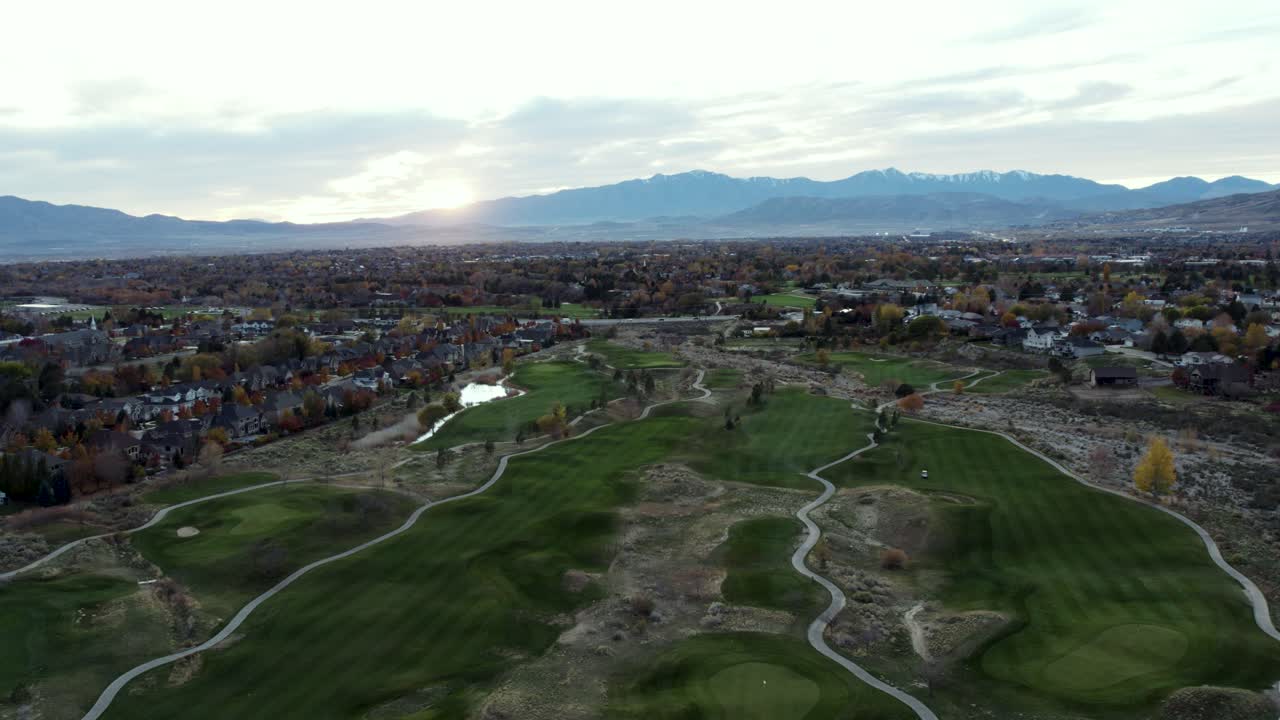 시더 힐스의 아름다운 유타 카운티 일몰이 있는 골프장 페어웨이, 공중