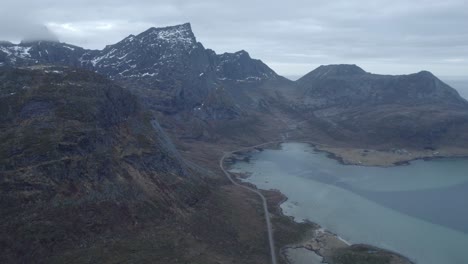 vista aérea de drones con vistas a una carretera costera día nublado de otoño en lofoten, noruega