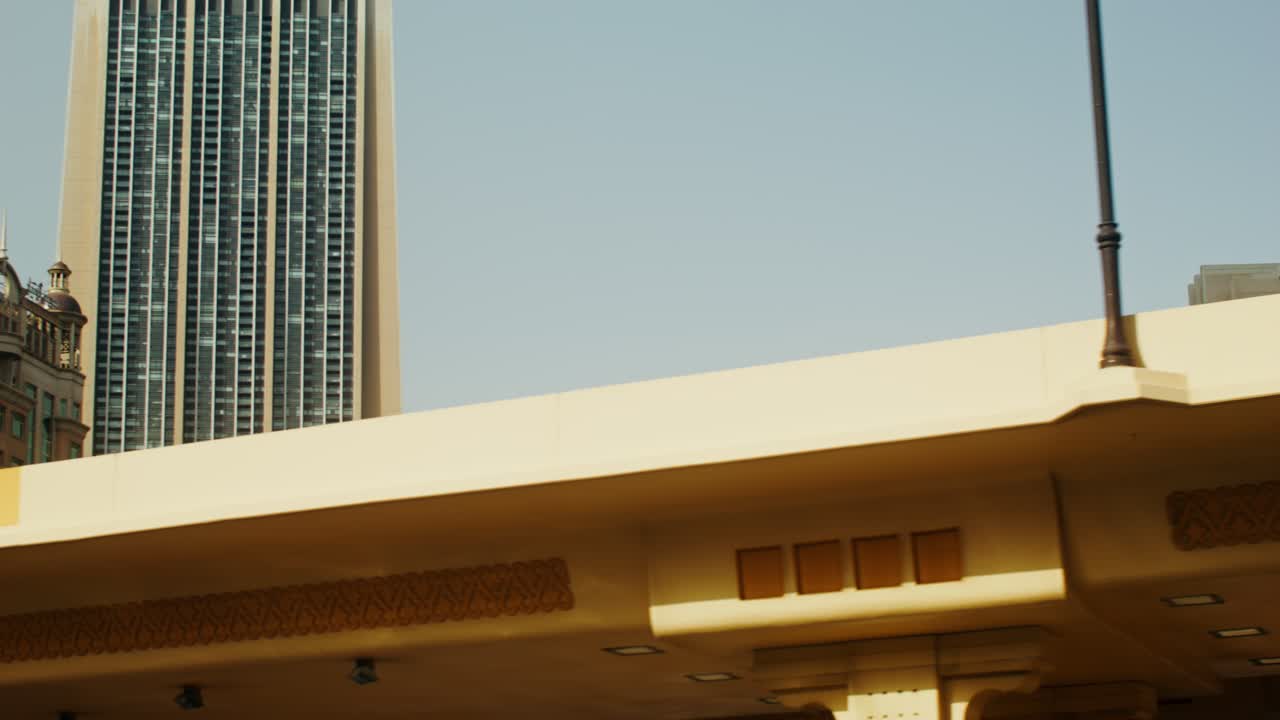 paisaje urbano con edificios de gran altura y puentes elevados