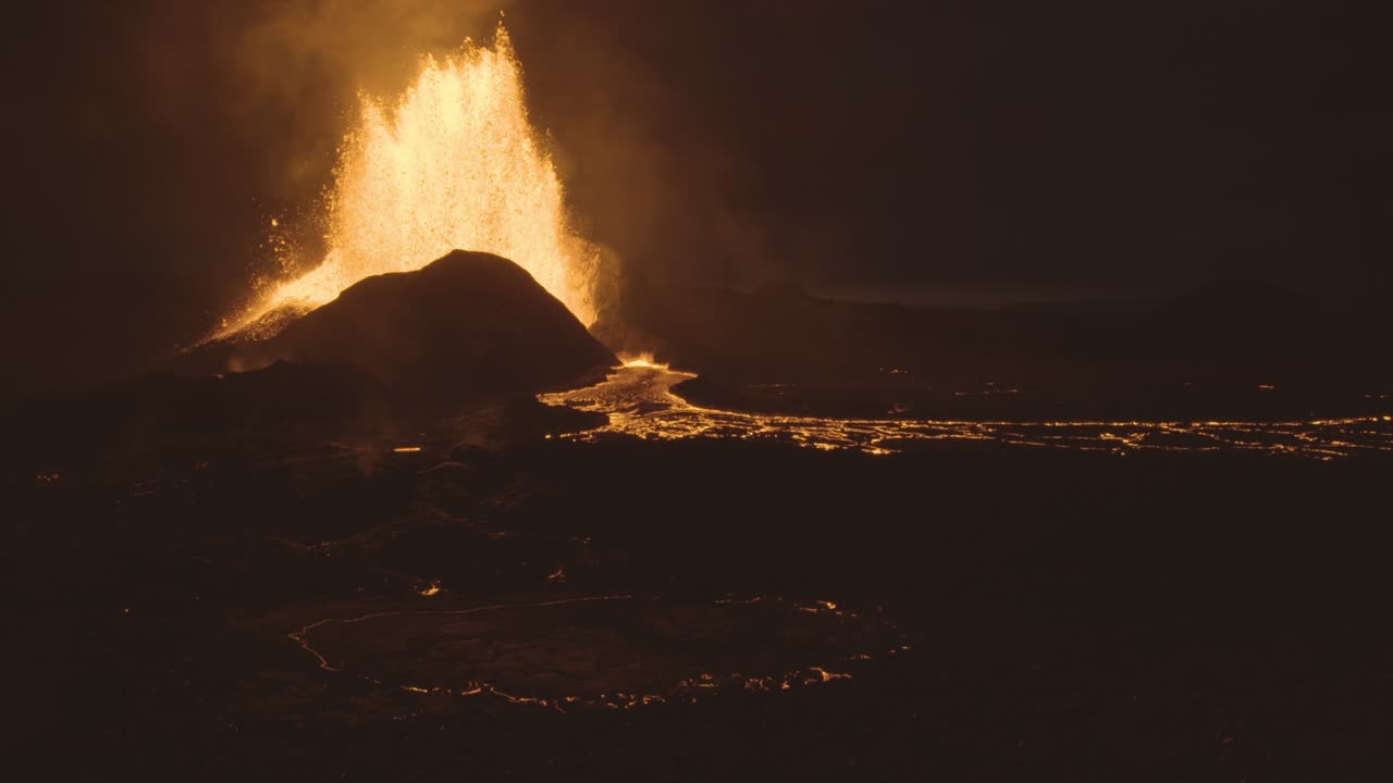 fuerte erupción volcánica paisaje nocturno de islandia 2021