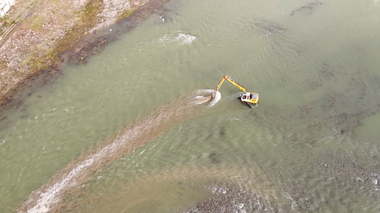 vista superior de la excavadora de agua que trabaja dentro del río arno cerca de la ciudad de sieci, pontassieve, para evitar otra inundación por desastre de florencia después de la última temporada de lluvias de noviembre