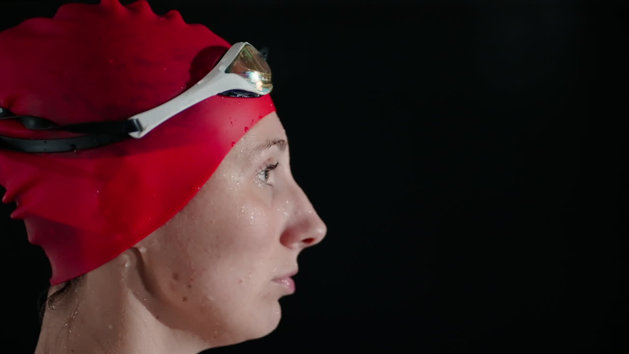 женщина-плаватель, готовая плавать.