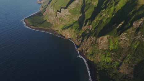fotografía inclinada de la costa de altos acantilados en flores azores - fotografía de un avión no tripulado
