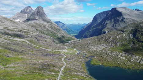 ruta panorámica a trollstigen en el parque nacional de reinheimen, noruega - aérea