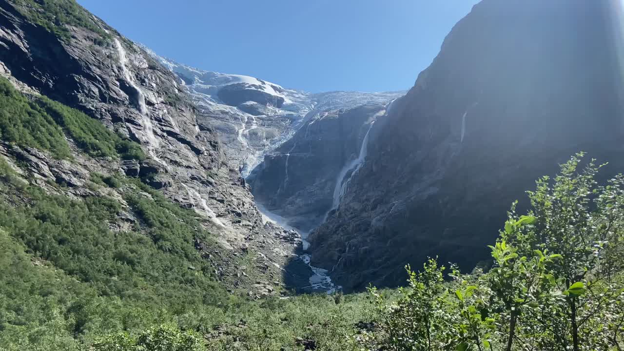 Ledovec Kjenndalsbreen, doprovázený kaskádovitými vodopády, představuje úchvatnou přírodní podívanou.