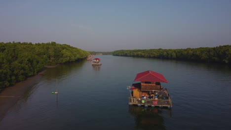 Luftaufnahme-Des-Schwimmenden-Stalls-Am-Fluss-Bagan-Lalang,-Sepang,-Selangor,-Malaysia