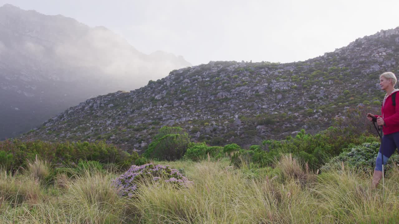 pareja de ancianos en una caminata juntos en la naturaleza