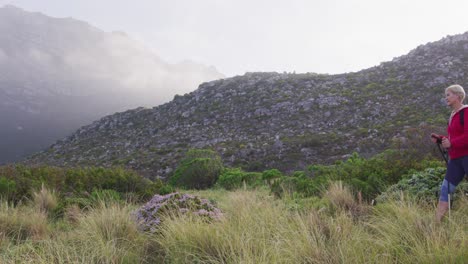 Pareja-Mayor-En-Una-Caminata-Juntos-En-La-Naturaleza