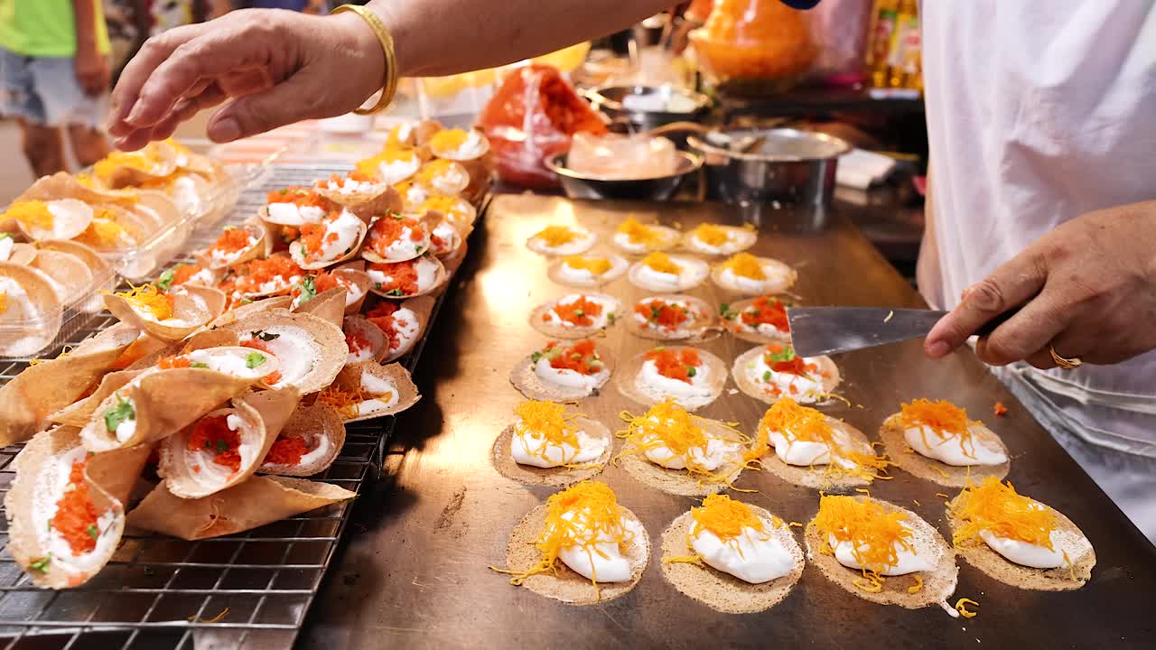 거리 판매자 가 전통적 인 태국 김 을 준비 하고 있다