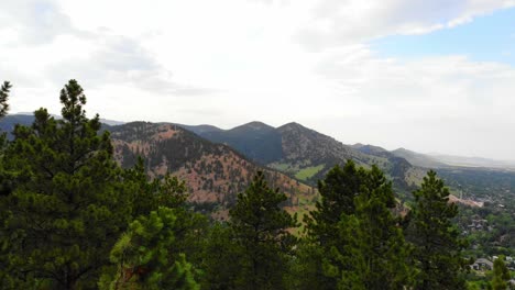 Pequeñas-Montañas-Y-Colinas-De-Colorado-Con-Pinos-Coníferos-Verdes-En-Primer-Plano