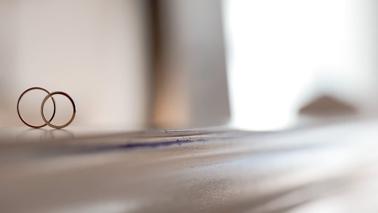 테이블에 결혼 반지 결혼 준비 1