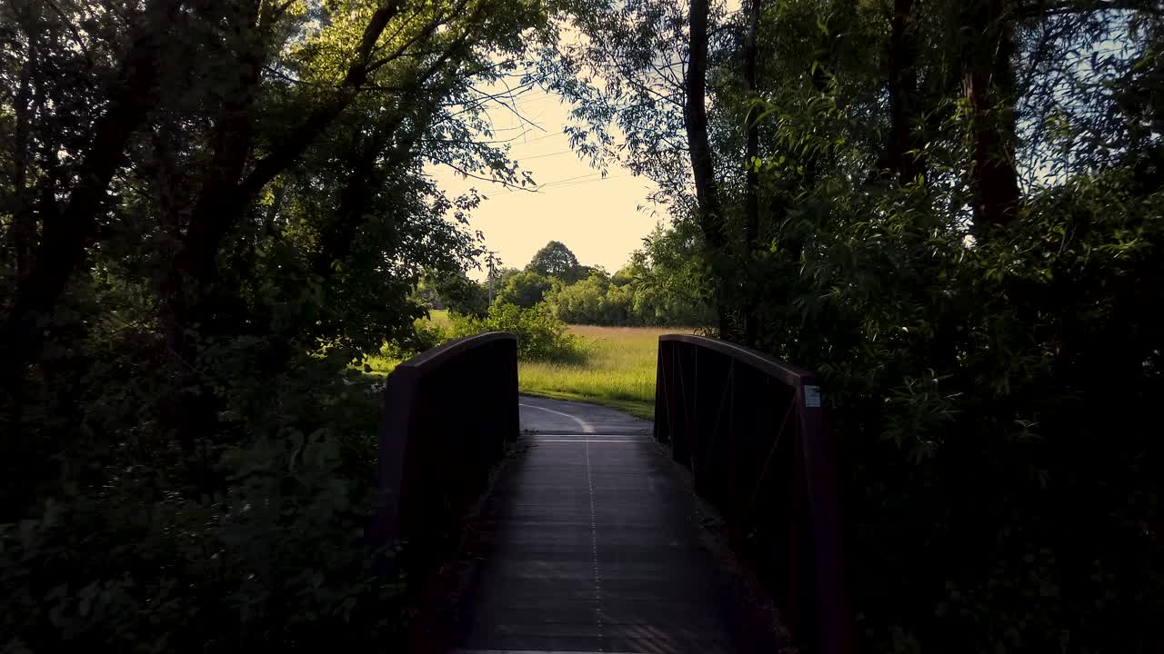 Marcher sur un pont au-dessus d'un ruisseau