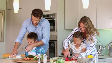 padres atentos y sus hijos cocinando juntos
