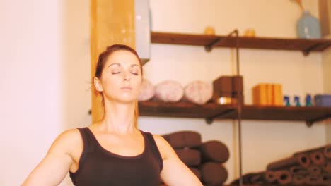 mujer realizando yoga