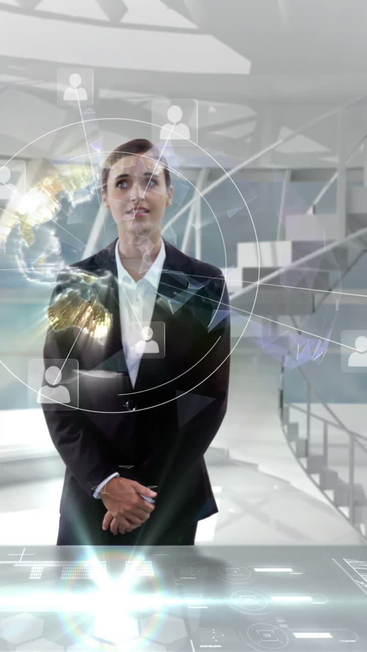 mujer de negocios usando una pantalla digital