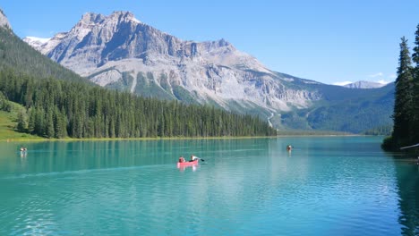 Sommer-Klarer-Blauer-Seeblick-Mit-Klarem-Blauem-Himmel-Im-Sommerurlaub-Im-Yoho-banff-nationalpark,-Alberta,-Kanada