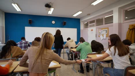 escena del aula con estudiantes y maestros