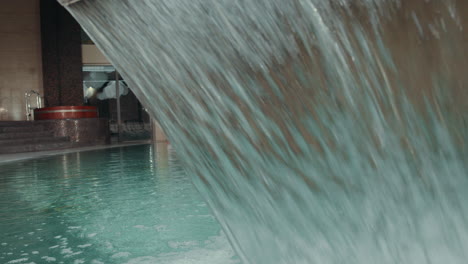 Chorro-De-Cascada-En-La-Piscina.-Fuente-Para-Hidromasaje-En-Spa-De-Natación-De-Lujo.