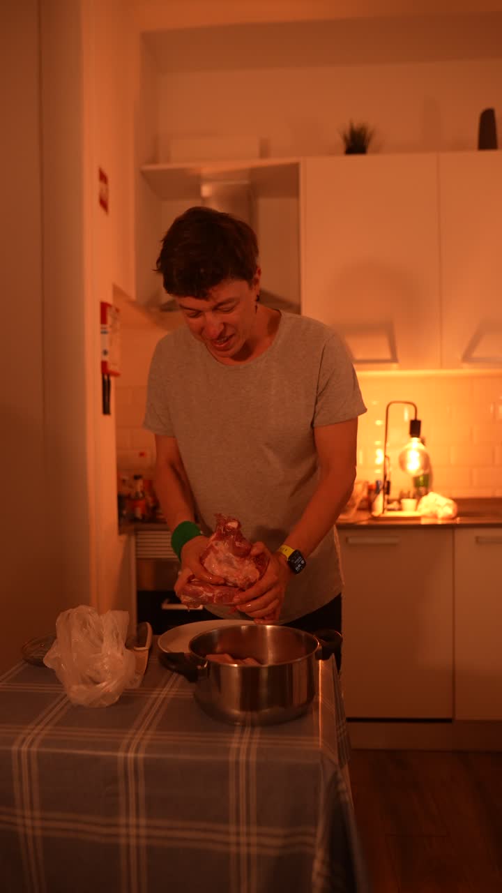 hombre preparando carne cruda en una cocina