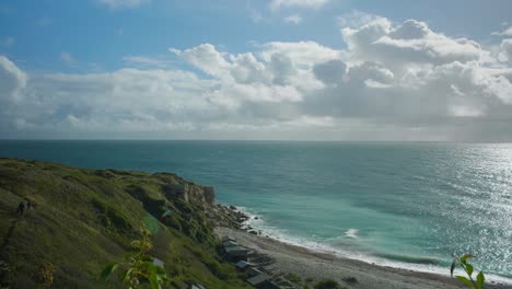 4k-Panorama-Landschaftsaufnahme-Des-Strandes-Von-Church-Ope-Auf-Der-Insel-Portland,-In-Dorset,-England,-An-Einem-Schönen-Sonnigen-Tag,-Gegen-Die-Sonne