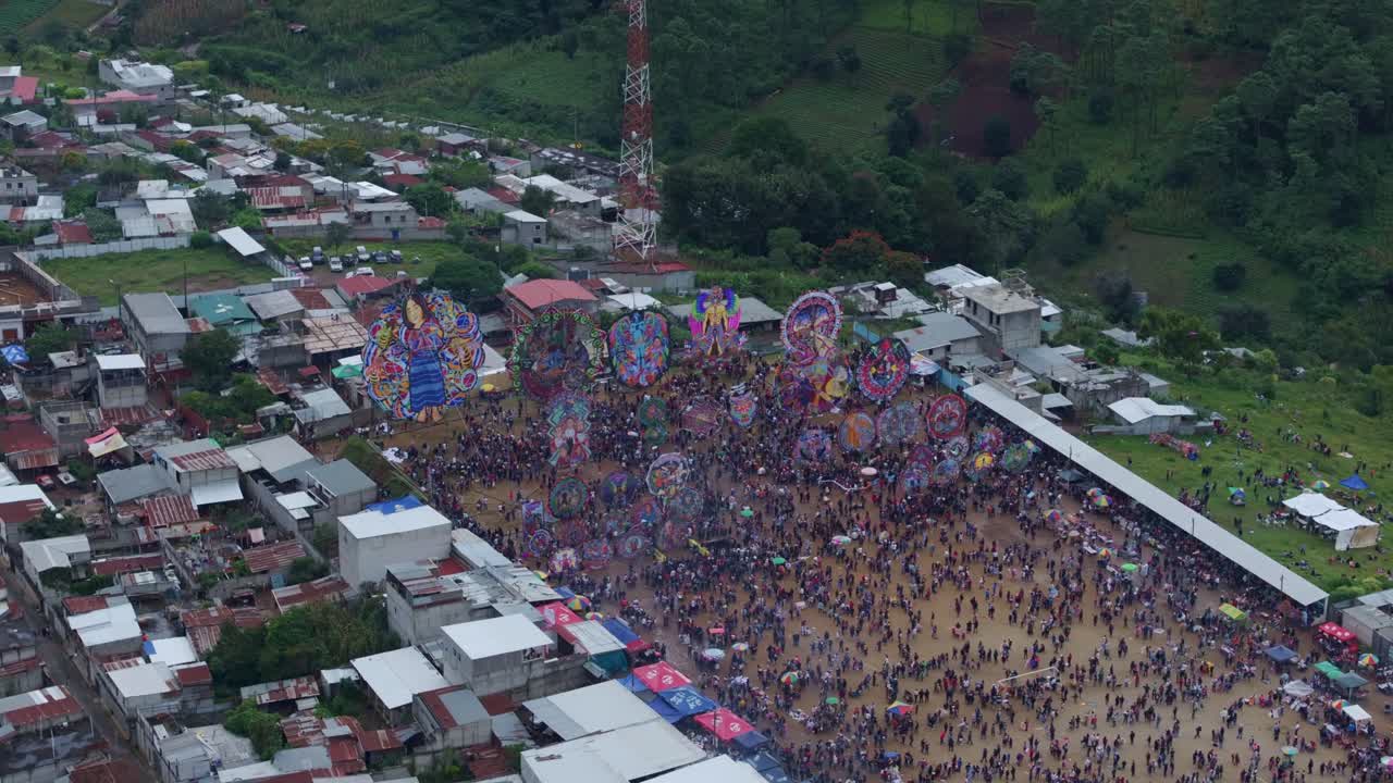 Luftfoto af farverig dragefestivalfejring med mange mennesker i Sumpango Sacatepéquez, Guatemala