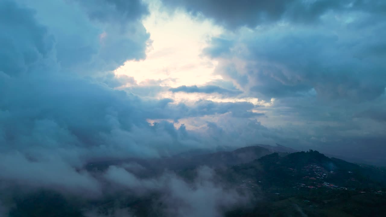 Dronepanorama af skyklædte bjerge i Puriscal, Costa Rica