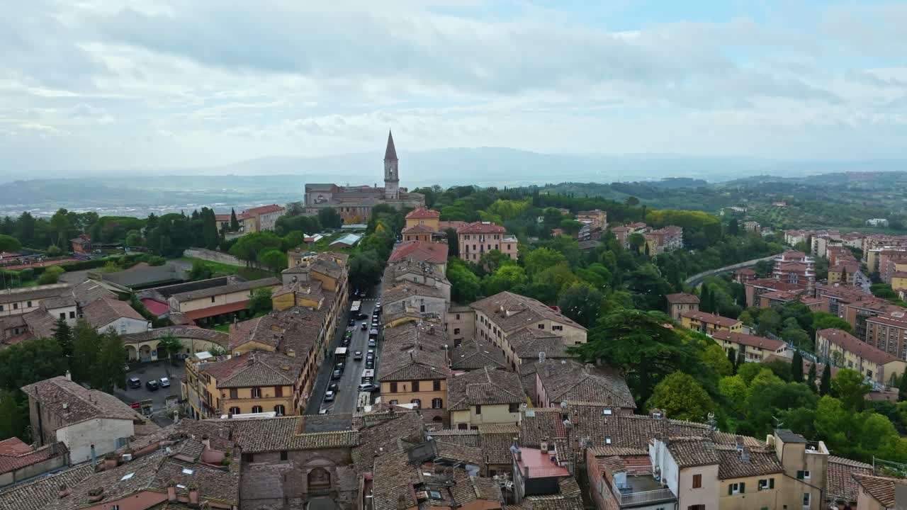 foto aérea de la abadía benedictina de san pedro situada en borgo xx giugno, perugia, provincia de perugia, italia