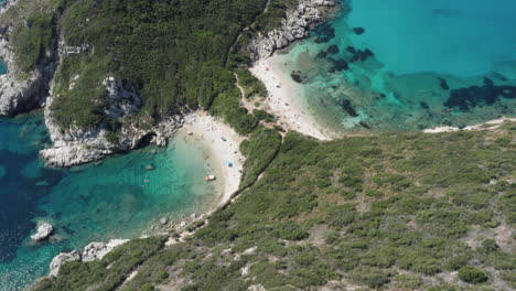 Toma-Aérea-De-Arriba-Hacia-Abajo-De-Una-Pintoresca-Playa-Doble-En-Medio-De-La-Toma