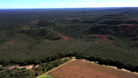 sobrevolando el paisaje natural de la sabana brasileña y luego sobre campos deforestados para la producción de soja